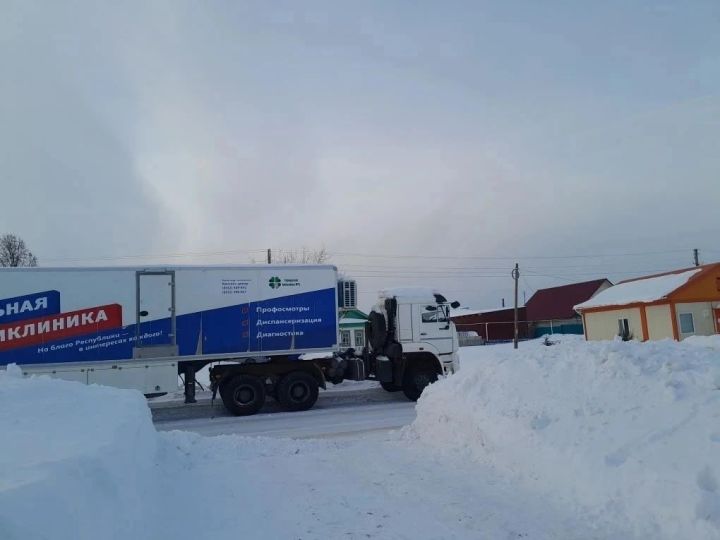 Жители Енабердино могут проверить здоровье в мобильном медицинском комплексе