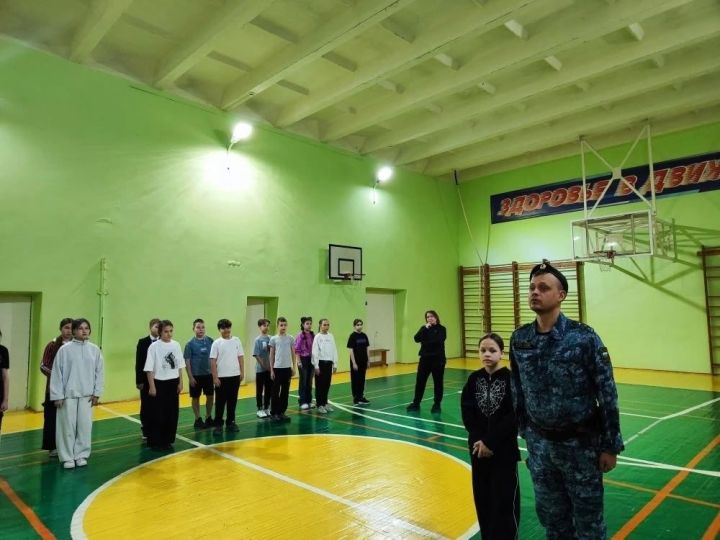 Урок мужества и строевой подготовки провели для менделеевских школьников