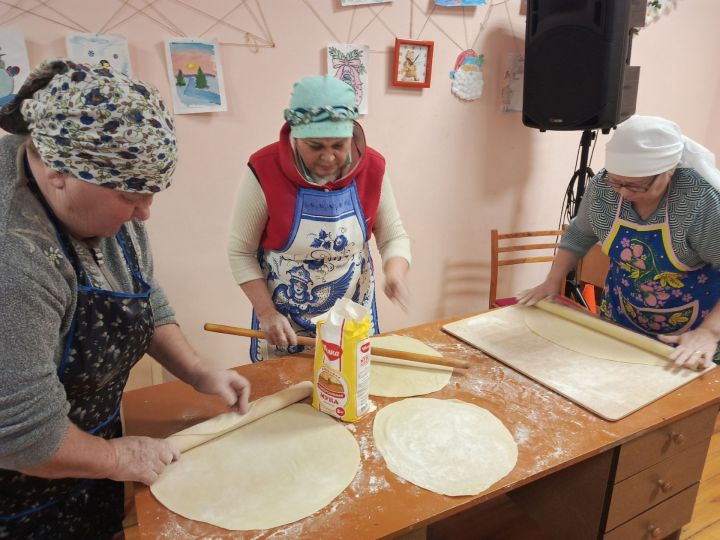 Жители села Бизяки приготовили домашнюю лапшу и собрали посылки для участников СВО