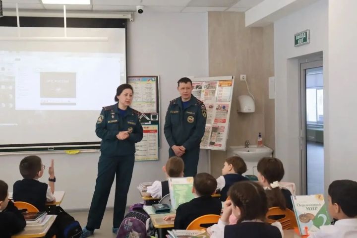 Сотрудники МЧС провели урок безопасности для учеников химико-технологического лицея Менделеевска
