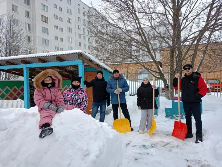 В детском саду № 11 весну встретили дружным субботником