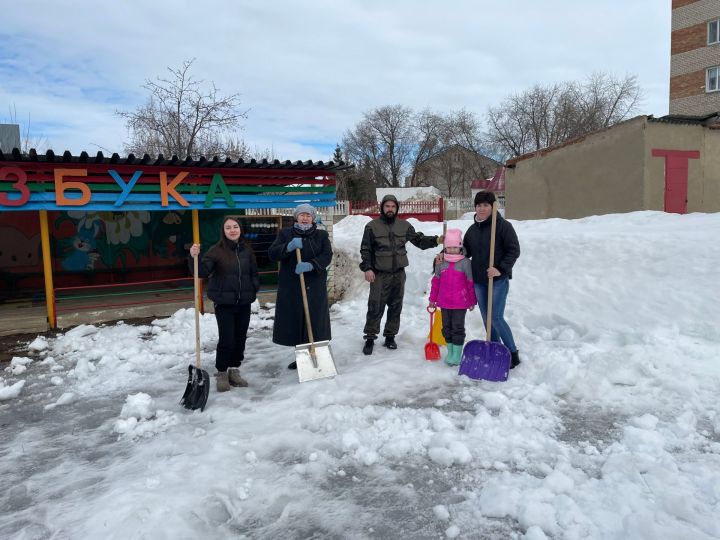В Менделеевске в детском саду №6 «Алёнушка» прошёл первый весенний субботник