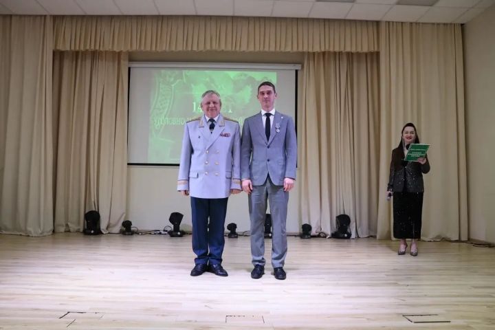 Район башлыгы Роберт Искәндәров ведомство медале белән бүләкләнде