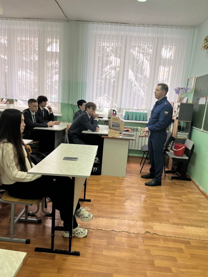 Старший помощник прокурора провёл беседу с менделеевскими старшеклассниками об ответственности за мошенничество