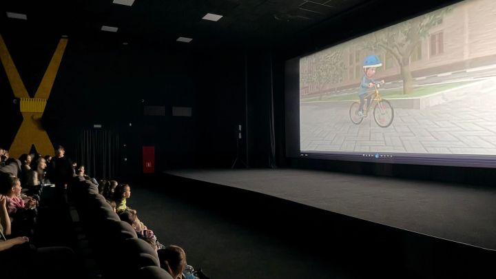 В менделеевском кинотеатре перед мультфильмом для лицеистов провели урок по безопасности дорожного движения