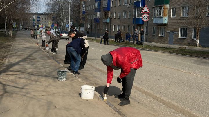 Сотрудники «Аммония» навели чистоту на улицах Менделеевска