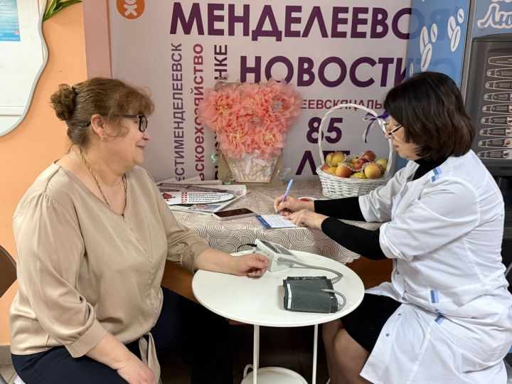 В «Менделеевских новостях» дарили яблоки за улыбку и заботу о здоровье
