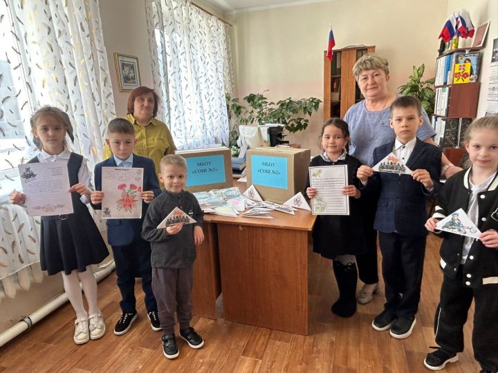 Ученики и родители школы №2 собрали гуманитарную помощь и написали письма бойцам СВО
