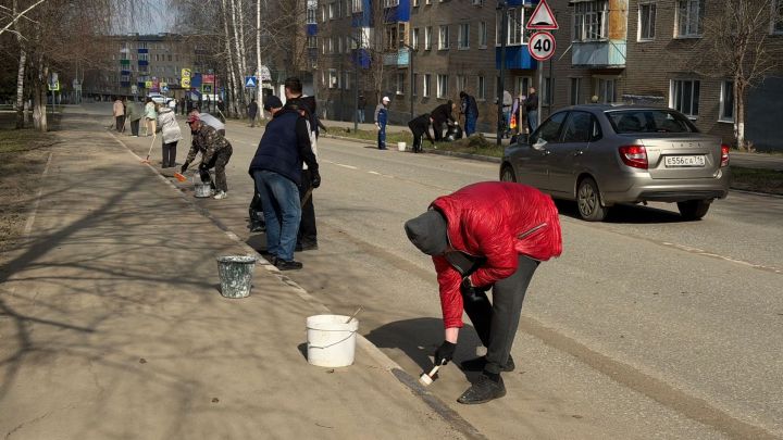 Сотрудники «Аммония» навели чистоту на улицах Менделеевска