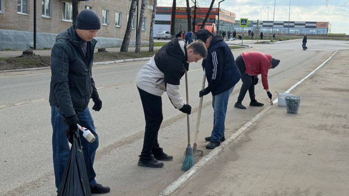Сотрудники «Аммония» навели чистоту на улицах Менделеевска