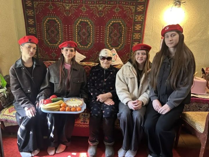 Юнармейцы школы №2 Менделеевска навестили бывшую узницу концлагеря