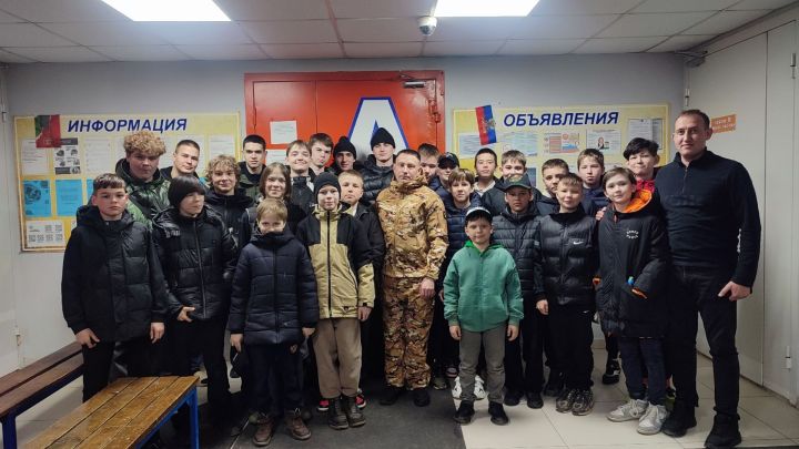 В ледовом дворце Менделеевска юные хоккеисты встретились с ветераном СВО Виталием Давлетбаевым