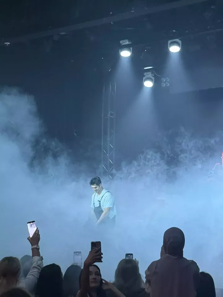 Жители Менделеевска посетили моноспектакль турецкого актера Бурака Озчивита в Казани