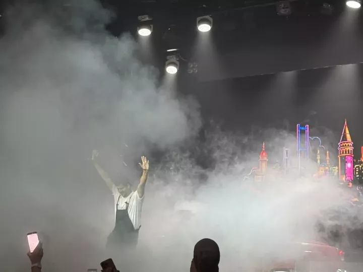 Жители Менделеевска посетили моноспектакль турецкого актера Бурака Озчивита в Казани