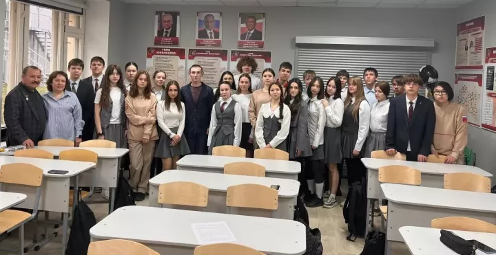В школе №1 Менделеевска прошла встреча учеников с ветераном СВО Русланом Шарифуллиным