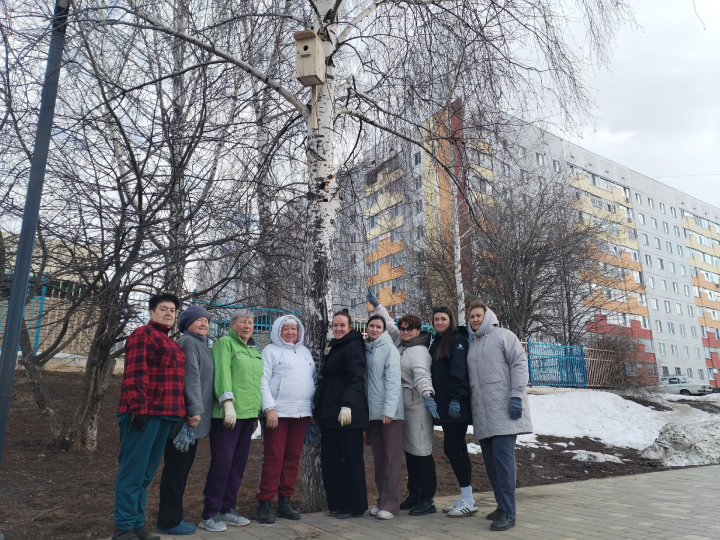 Помощь пернатым: оздоровительный комплекс «Нептун» Менделеевска сделал уютный дом для птиц