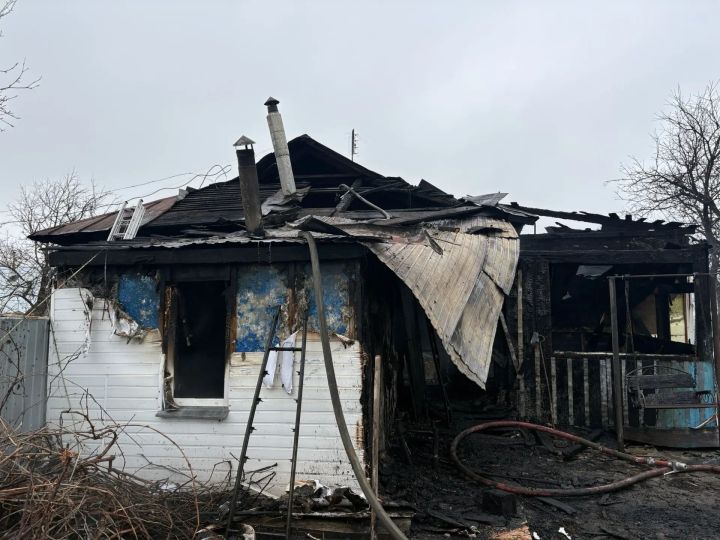 В Менделеевске на улице Малая Нариманова произошел пожар в частном доме