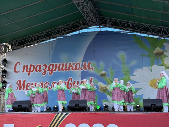 В День Победы в Менделеевске детские голоса и группа «Шурави» подарили зрителям праздничный вечер