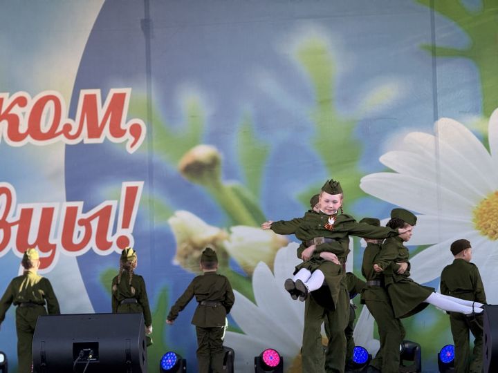 В День Победы в Менделеевске детские голоса и группа «Шурави» подарили зрителям праздничный вечер