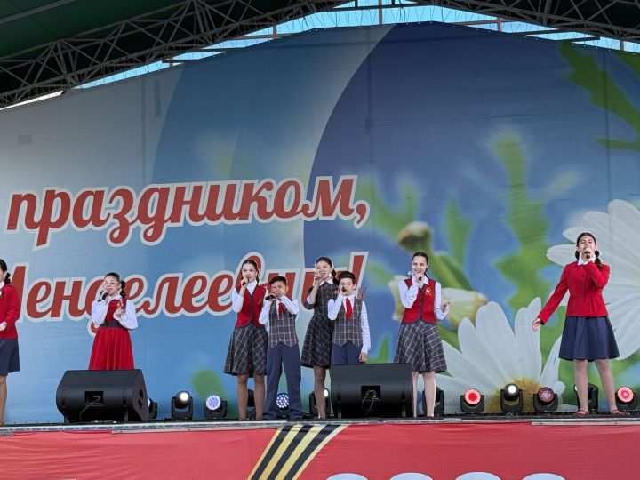 В День Победы в Менделеевске детские голоса и группа «Шурави» подарили зрителям праздничный вечер