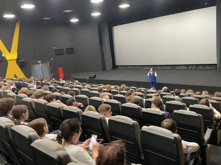 В кинотеатре «Юность» Менделеевска подросткам напомнили о безопасности на электросамокатах и питбайках