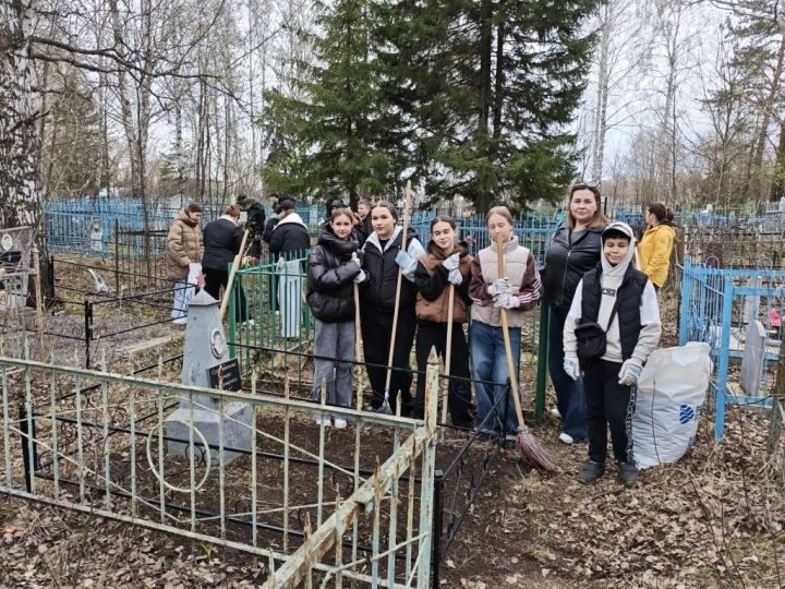 Учащиеся школы №1 Менделеевска навели порядок на могилах