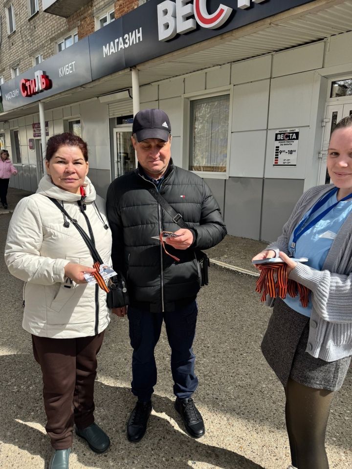 Волонтёры «Яшьлека» напомнили менделеевцам о значении Георгиевской ленточки