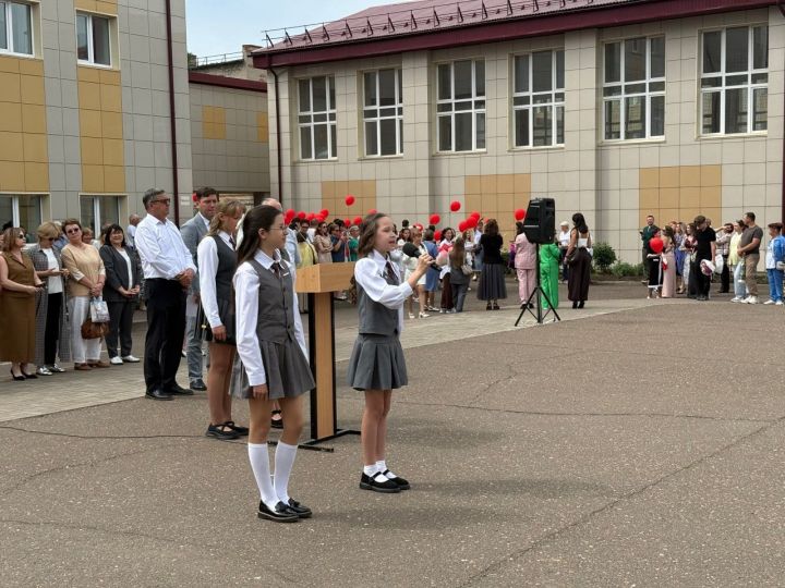 424 выпускника попрощались со школой: в Менделеевске прошёл последний звонок