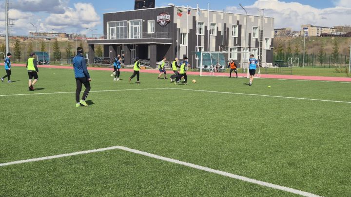Футбольный турнир на Кубок Главы среди школьных команд прошёл в Менделеевске