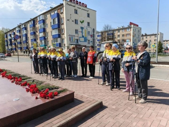 В Менделеевске провели акцию скандинавской ходьбы «Шаги Победы»