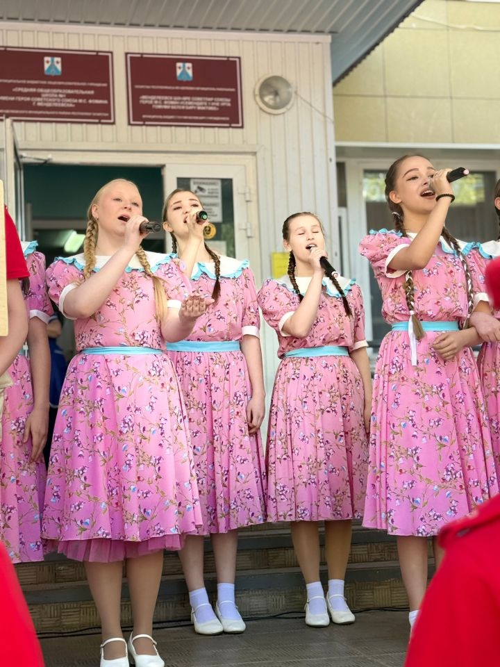 Менделеевскидагы 1 нче мәктәптә «Хәтер маршы» патриотик акциясе буыннарны берләштерде