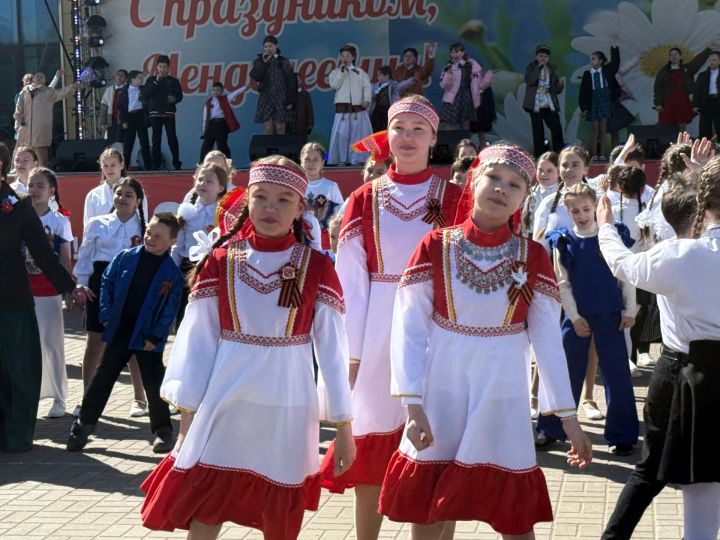 Трогательную вокально-хореографическую композицию представили на праздновании 81-й годовщины Победы в Менделеевске