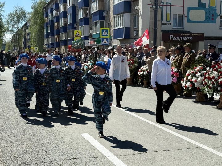 Колонна боевой техники и праздничный марш прошли в Менделеевске