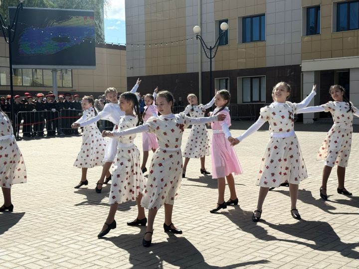 Трогательную вокально-хореографическую композицию представили на праздновании 81-й годовщины Победы в Менделеевске