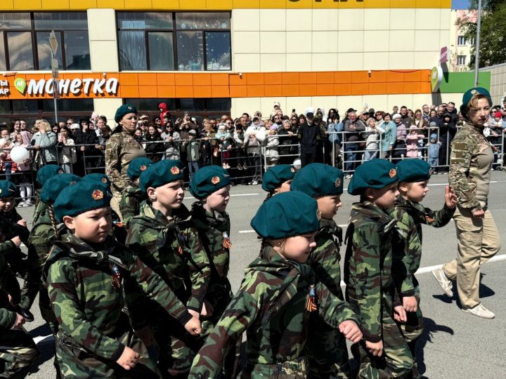 Колонна боевой техники и праздничный марш прошли в Менделеевске