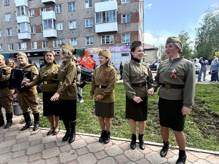 Праздничная колонна прошла по аллее Героев в Менделеевске в День Победы