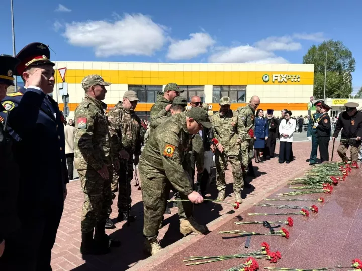 Колонна боевой техники и праздничный марш прошли в Менделеевске