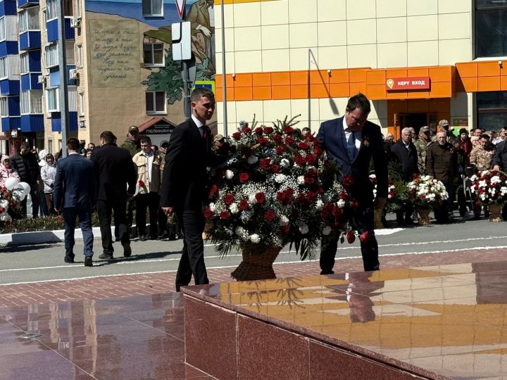 Колонна боевой техники и праздничный марш прошли в Менделеевске