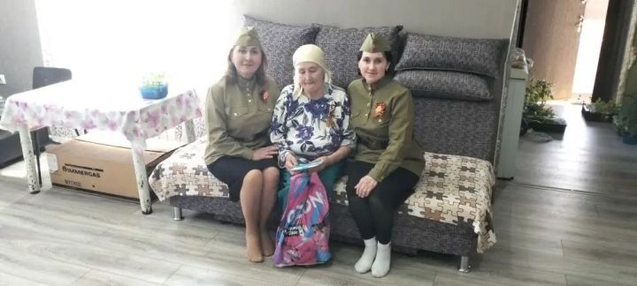Песәй хезмәткәрләре “Георгий тасмасы” акциясенә кушылды һәм герой гаиләләренә барды