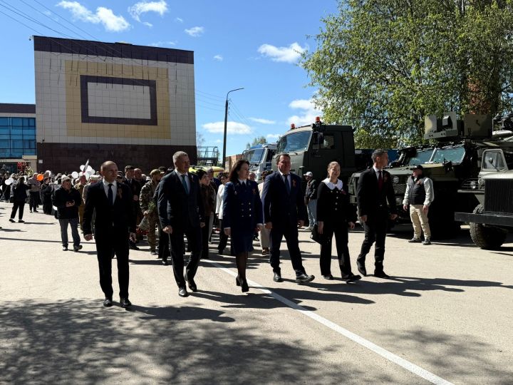 Праздничная колонна прошла по аллее Героев в Менделеевске в День Победы