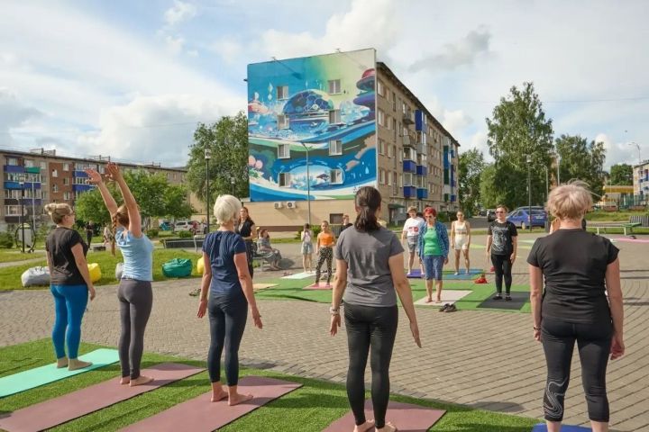 В Менделеевске впервые отметили Международный день йоги у купола «Атмосфера»