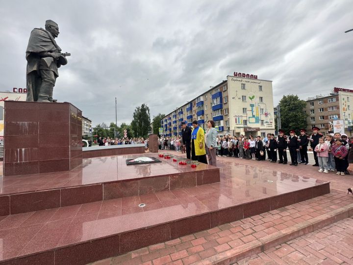 В Менделеевске прошёл митинг к Дню памяти и скорби у Вечного огня