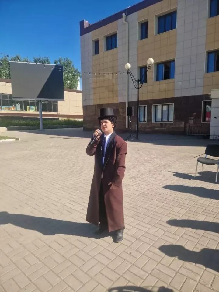 В Менделеевске на площади Менделеева стихи Пушкина читали артисты народного театра