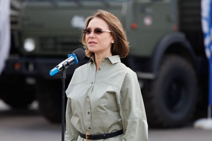 Депутат Госдумы Альфия Когогина передала гуманитарный конвой подшефным полкам