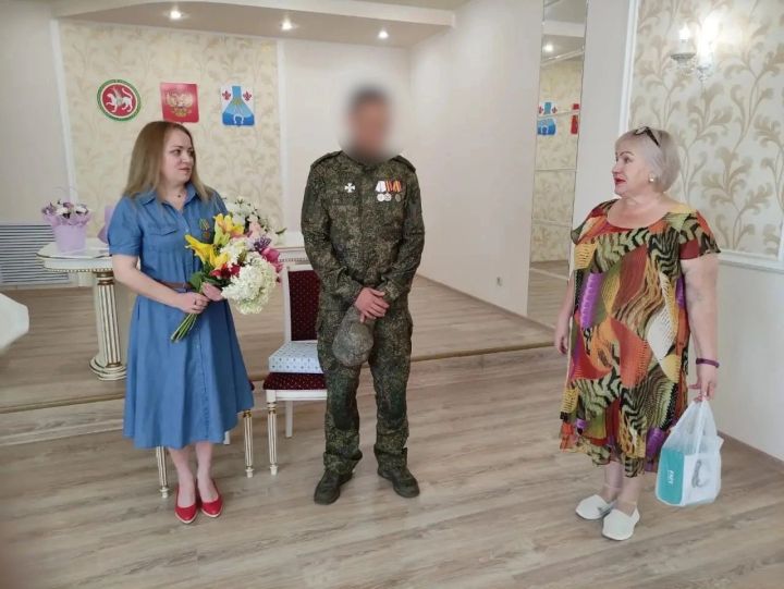 Семья участника СВО из Менделеевска отметила оловянную свадьбу в ЗАГСе