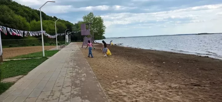 На набережной «Тихие горы» сотрудники «Нептуна» провели экологический субботник