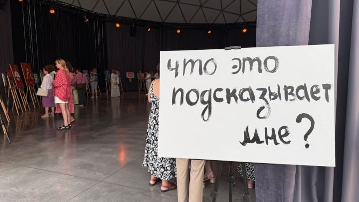 Краски, философия и энергия Индии: в Менделеевске открылась выставка Жанны Фрост