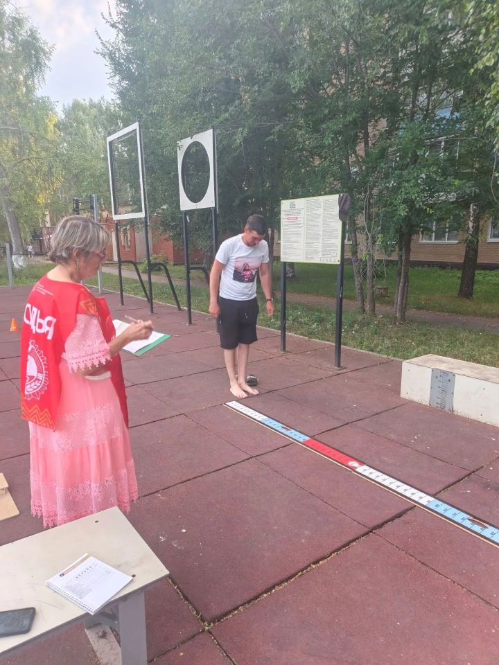 В День семьи на площадке ГТО в Менделеевске прошли спортивные испытания