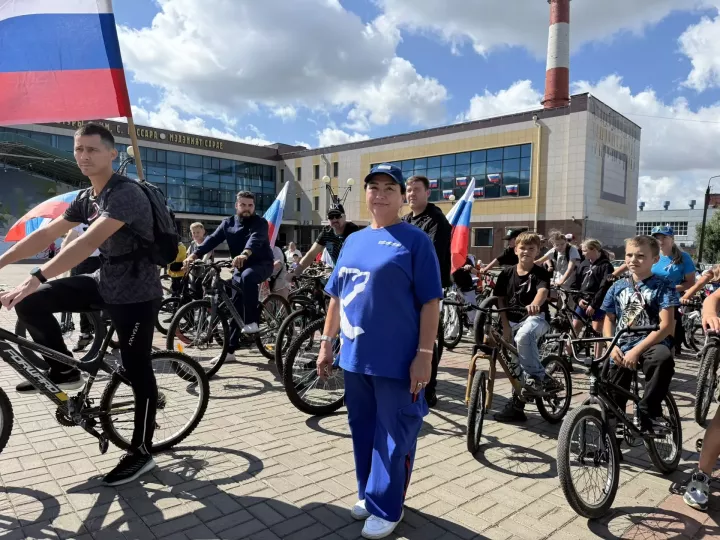 В Менделеевске прошел велопробег, посвященный Дню Государственного флага России