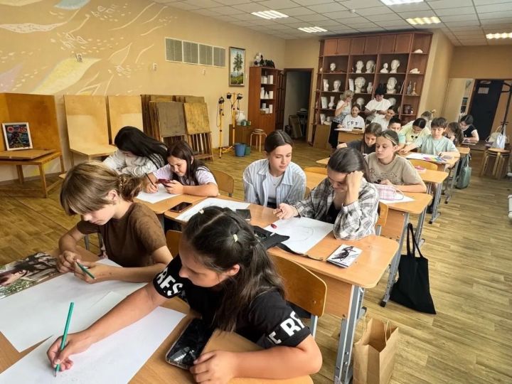 В Детской школе искусств Менделеевска прошёл фестиваль «Мой папа — Герой»